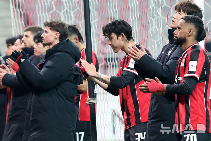 [서울=뉴시스] 조성우 기자 = 4일 오후 서울 마포구 서울월드컵경기장에서 열린 2025-2026시즌 아시아축구연맹(AFC) 챔피언스리그 엘리트(ACLE) 16강 1차전 FC서울과 비셀 고베의 경기, FC서울 송민규 등 선수들이 고베에 0-1로 패한 뒤 아쉬운 표정으로 그라운드를 돌며 팬들에게 인사하고 있다. 2026.03.04. xconfind@newsis.com
