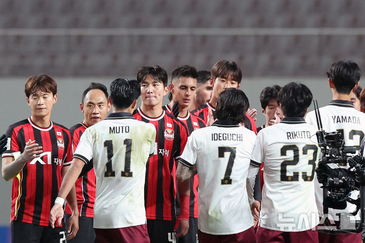 [서울=뉴시스] 조성우 기자 = 4일 오후 서울 마포구 서울월드컵경기장에서 열린 2025-2026시즌 아시아축구연맹(AFC) 챔피언스리그 엘리트(ACLE) 16강 1차전 FC서울과 비셀 고베의 경기, FC 서울 선수들이 고베에 0-1로 패한 뒤 상대 선수들과 인사하고 있다. 2026.03.04. xconfind@newsis.com