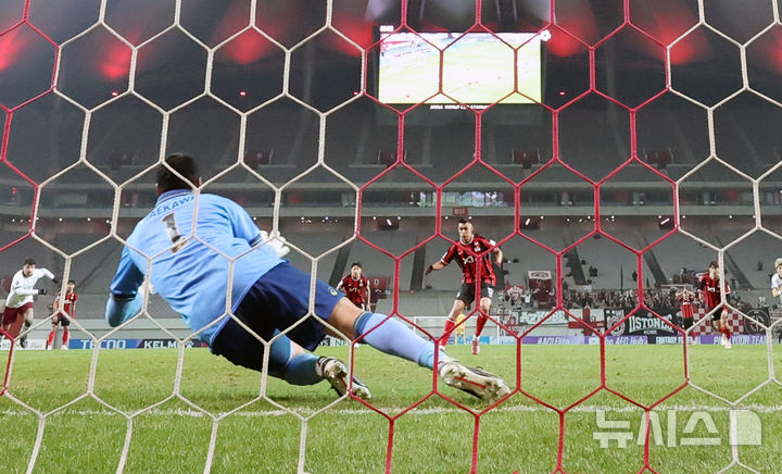 [서울=뉴시스] 조성우 기자 = 4일 오후 서울 마포구 서울월드컵경기장에서 열린 2025-2026시즌 아시아축구연맹(AFC) 챔피언스리그 엘리트(ACLE) 16강 1차전 FC서울과 비셀 고베의 경기 후반전, FC서울 후이즈의 페널티킥이 고베 골키퍼 마에카와 다이야에게 막히고 있다. 2026.03.04. xconfind@newsis.com