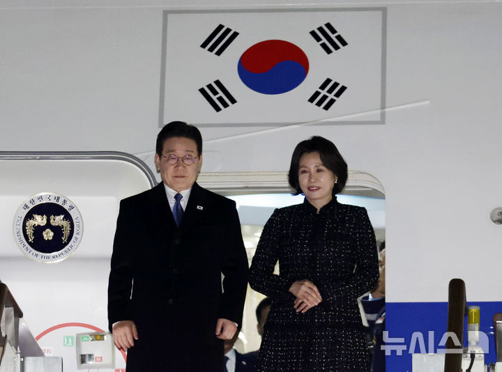 [성남=뉴시스] 최동준 기자 = 싱가포르-필리핀 국빈 방문 일정을 마친 이재명 대통령과 김혜경 여사가 4일 경기 성남 서울공항에 도착해 공군 1호기에서 내리고 있다. 2026.03.04. photocdj@newsis.com
