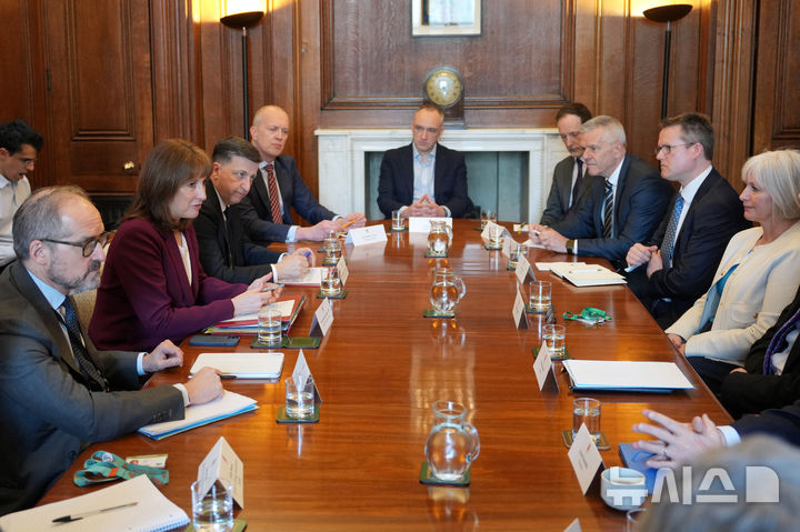 [AP/뉴시스] 영국 노동당 정부의 레이철 리브스 재무장관(왼쪽 가운데)이 4일 총리 관저 바로 옆의 다우닝가 11번지 관저에서 석유 및 가스 산업 관계자들과 원탁회의를 하고 있다