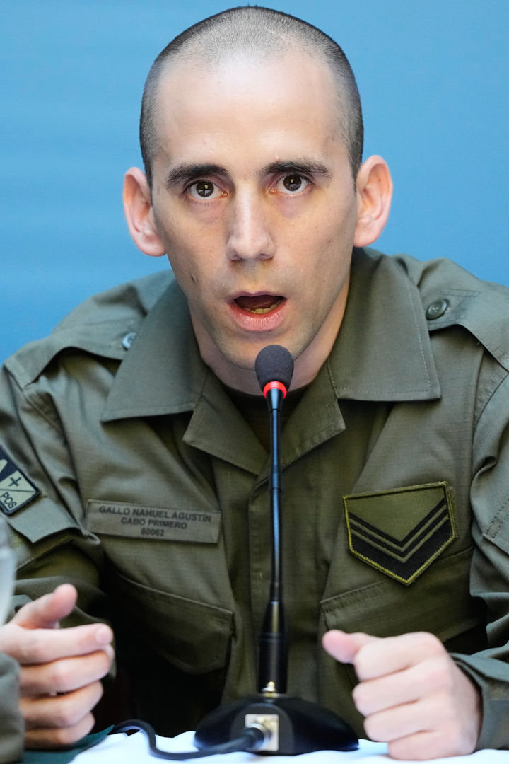 [부에노스아이레스=AP/뉴시스]차미례 기자 =베네수엘라의 악명높은 로데오1 교도소에서 석방된 아르헨 군경찰 나후엘 갈로가 3월 4일 기자회견에서 나머지 외국인 정치범의 석방을 요구하고 있다. 2026.03. 05. 