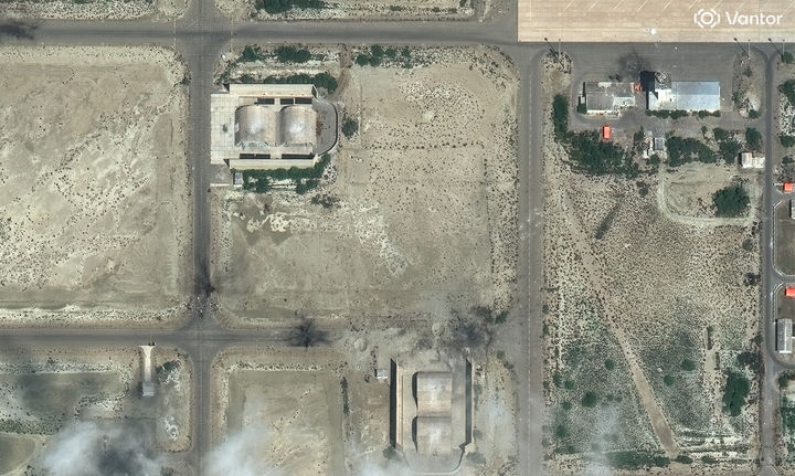 [코나라크=AP/뉴시스] 미국 상업 위성업체 밴터(Vantor)가 제공한 위성 사진에 4일(현지 시간) 이란 코나라크 공군기지의 관제 시설과 항공기 격납고가 공습으로 파손돼 있다. 2026.03.05.