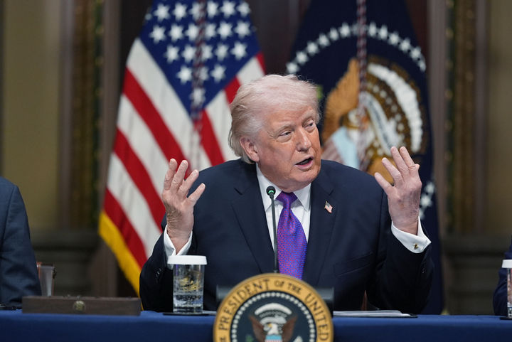 [워싱턴=AP/뉴시스] 도널드 트럼프 미국 대통령이 지난 4일(현지 시간) 백악관 단지 내 아이젠하워 행정동에서 열린 에너지 관련 좌담회에 참석해 ‘전기요금 납부자 보호 서약'에 관해 발언하고 있다. 2026.03.05.