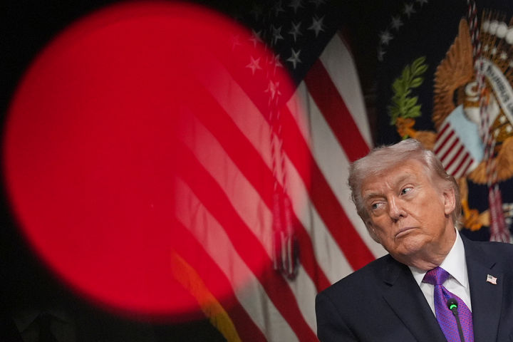 [워싱턴=AP/뉴시스]도널드 트럼프 미국 대통령이 4일(현지 시간) 워싱턴DC 백악관 아이젠하워 건물에서 열린 행사에서 연설하고 있다. 2026.03.05.