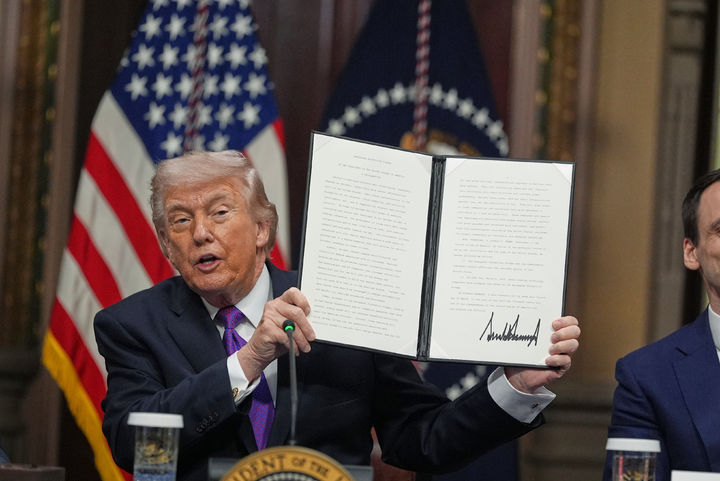 [워싱턴=AP/뉴시스] 4일(현지 시간) BBC, AP통신 등 외신에 따르면 트럼프 대통령은 백악관에서 구글, 마이크로소프트(MS), 메타, 오라클, xAI, 아마존 등 7개 빅테크 기업 경영진과 회동하고, 이른바 '전기요금 납부자 보호 서약'을 공식화했다. 도널드 트럼프 미국 대통령이 백악관 단지 내 아이젠하워 행정동에서 열린 에너지 관련 좌담회에 참석해 ‘전기요금 납부자 보호 서약'에 서명한 뒤 이를 들어 보이고 있다. 2026.03.05.