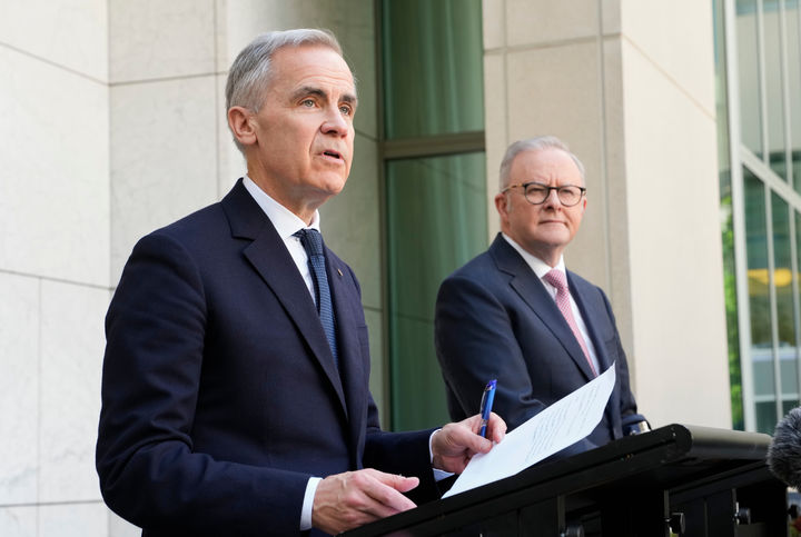 [캔버라=AP/뉴시스] 마크 카니 캐나다 총리(왼쪽)가 5일(현지 시간) 호주 캔버라에서 앤서니 앨버니지 호주 총리와 공동 기자회견을 하고 있다. 카니 총리는 인도·호주·일본 3개국을 순방 중이다. 2026.03.05.