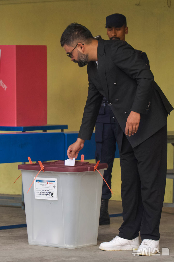 [AP/뉴시스] 5일 네팔 총선 투표일에 발렌드라 샤 전 카드만두 시장이 수도에서 투표하고 있다. 래퍼 가수 출신인 샤는 라스트리야 스와탄트라(국가독립)당 총리 후보다. 