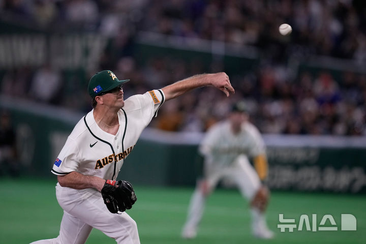 [도쿄=AP/뉴시스] 호주 야구 대표팀 알렉스 웰스가 5일 일본 도쿄돔에서 열린 2026 월드베이스볼클래식(WBC) 조별리그 C조 대만과의 경기에 선발 등판해 공을 던지고 있다. 2026.03.05.