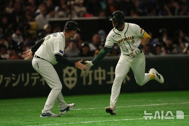 [도쿄=AP/뉴시스] 호주 야구 대표팀 로비 퍼킨스가 5일 일본 도쿄돔에서 열린 2026 월드베이스볼클래식(WBC) 조별리그 C조 대만과의 경기 5회말 투런 홈런을 친 뒤 베이스를 돌고 있다. 2026.03.05.