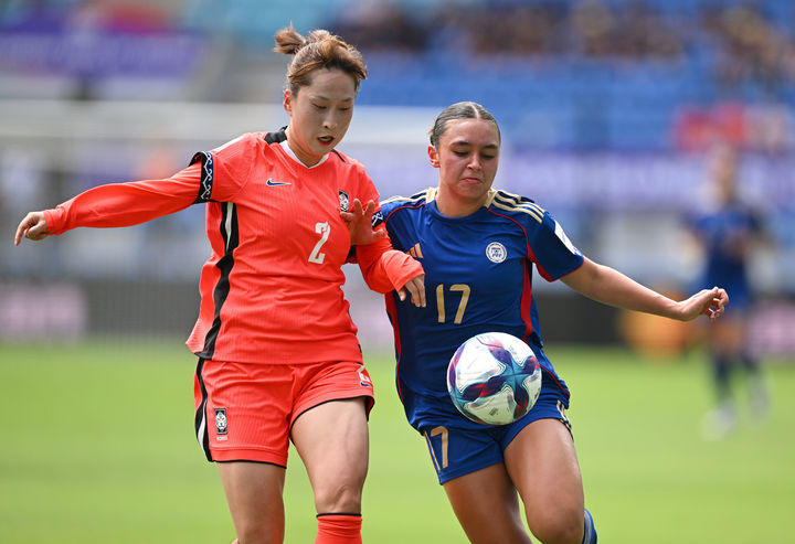 [골드코스트=AP/뉴시스] 김진희(왼쪽)가 5일(현지 시간) 호주 골드코스트 로비나 스타디움에서 열린 2026 아시아축구연맹 여자 아시안컵 조별 리그 A조 2차전 필리핀과 경기 중 공을 다투고 있다. 한국이 3-0으로 승리하고 조 선두를 유지하고 있다. 2026.03.05.