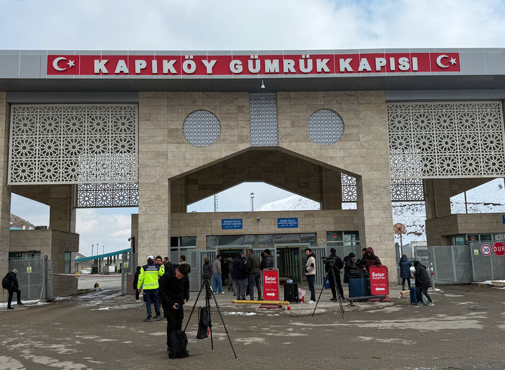 [카피코이=AP/뉴시스] 5일(현지 시간) 이란에서 대피한 사람들이 튀르키예 동부 반주 카피코이 국경 검문소를 통과한 후 주변에 모여 있다. 이들 대부분은 이란 사람으로 알려졌다. 2026.03.06.