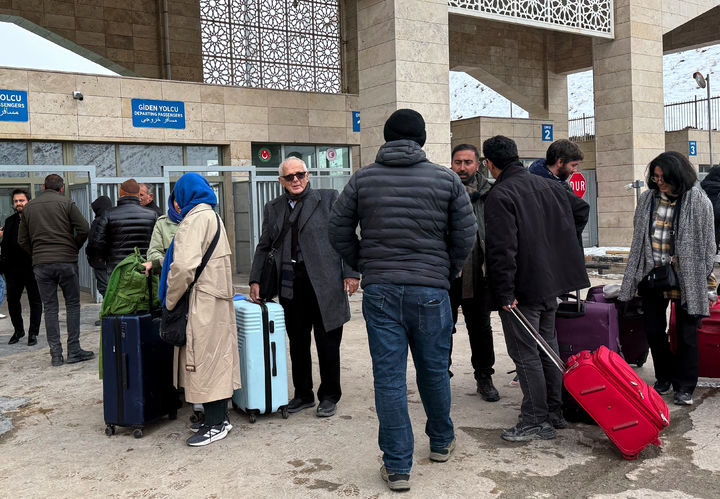 [카피코이=AP/뉴시스] 5일(현지 시간) 튀르키예 동부 반주 카피코이 국경 검문소에서 이란을 떠나 수속을 마친 사람들이 모여 있다. 이들 대부분은 이란 사람으로 알려졌다. 2026.03.06.