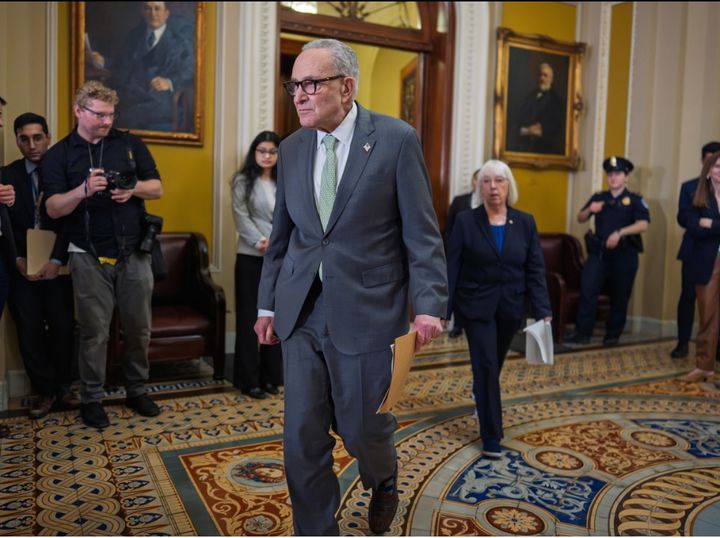 [워싱턴=AP/뉴시스] 척 슈머 민주당 상원 원내대표(뉴욕)가 3일 의회 의사당에서 기자들의 질문에 답변하러 가고 있다.2026.03.05. *재판매 및 DB 금지