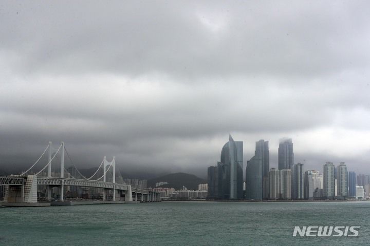 부산, 맑다가 오후부터 차차 흐려져…낮 최고기온 13도