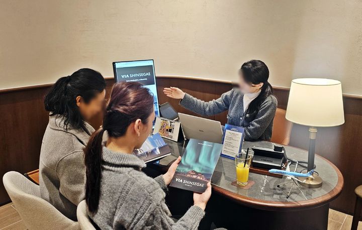 [부산=뉴시스] 부산 신세계 센텀시티는 고품격 여행 플랫폼 비아신세계의 오프라인 상담 공간 '트래블 컨시어지' 오픈 100일을 맞아 다양한 이벤트를 진행한다고 5일 밝혔다. (사진=신세계 센텀시티 제공) 2026.03.05. photo@newsis.com *재판매 및 DB 금지