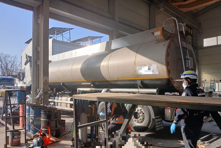 [칠곡=뉴시스] 탱크로리 용접 작업. (사진=경북소방본부 제공) 2026.03.05 photo@newsis.com *재판매 및 DB 금지