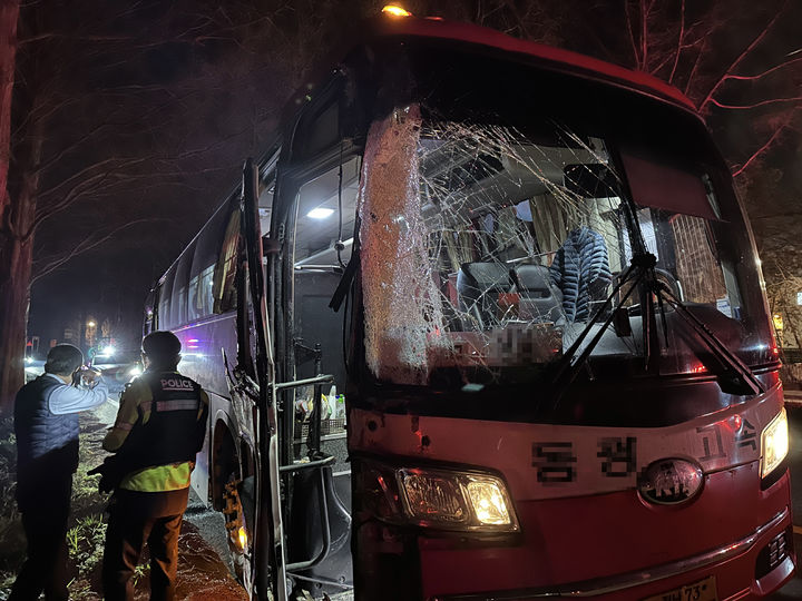 [담양=뉴시스] 지난 4일 오후 10시32분께 전남 담양군 금성면 금성농공단지 앞 도로에서 광주에서 담양으로 향하던 시외버스가 가로수를 들이받았다. (사진=전남소방본부 제공) 2026.03.05. photo@newsis.com *재판매 및 DB 금지