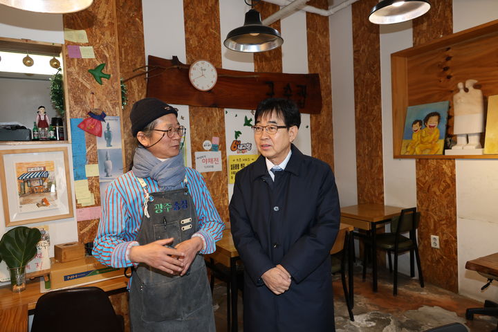 [서울=뉴시스] 지난 4일 광주 지역에서 골목상권 현장행보를 펼치고 있는 인태연(오른쪽) 소상공인시장진흥공단 이사장. (사진=소상공인시장진흥공단 제공) 2026.03.05. photo@newsis.com *재판매 및 DB 금지