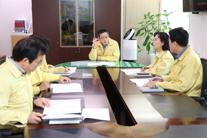 [부천=뉴시스] 지난 4일 부천시청 부시장실에서 열린 '지역 민생안정 대책회의'에서 참석자들이 회의를 하고 있다. (사진=부천시 제공). 2026.03.05. photo@newsis.com *재판매 및 DB 금지