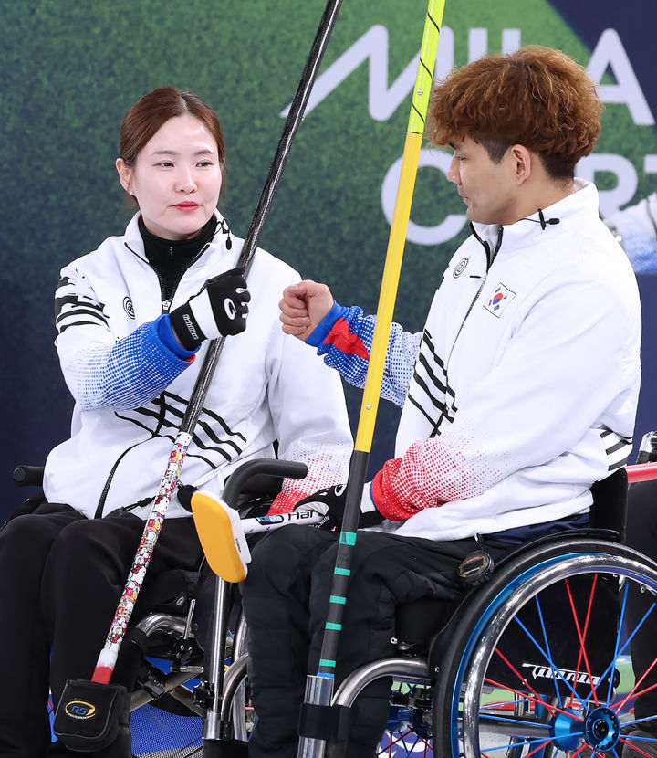 [서울=뉴시스] 휠체어컬링 믹스더블 국가대표 백혜진-이용석 조. (사진=대한장애인체육회 제공) *재판매 및 DB 금지