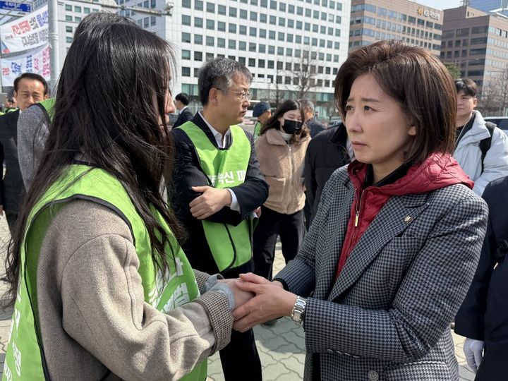 [뉴시스]나경원 국민의힘 의원이 코로나19 백신 피해자를 만나 위로하고 있다. (사진 = 나경원 페이스북 캡처) *재판매 및 DB 금지