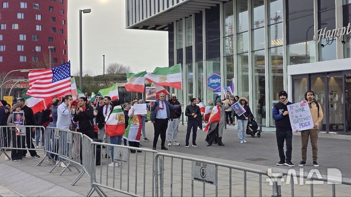 바르셀로나(스페인)=뉴시스] 심지혜 기자= 스페인 바르셀로나에서 열린 세계 최대 이동통신 박람회 MWC26이 열리는 피라 그란 비아 전시장 주변에서 일부 시위대가 미국과 이스라엘의 이란 공습을 지지하는 구호를 외치고 있다.