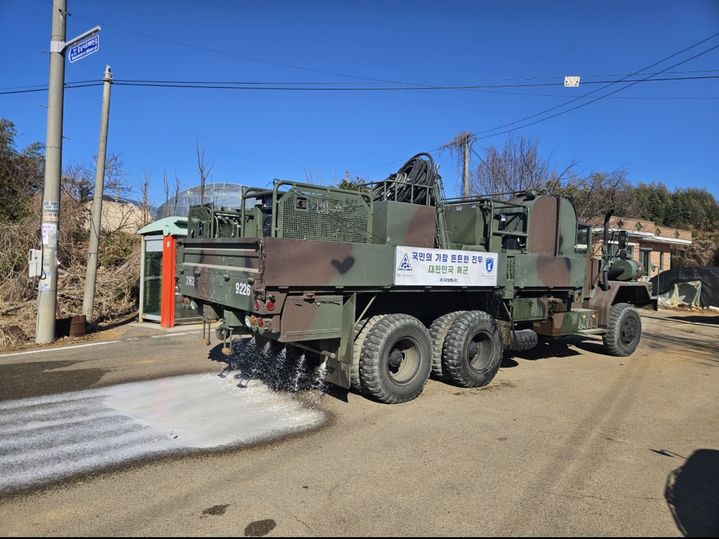 [서울=뉴시스] 국방부는 전국 각 군부대의 특수장비와 숙련된 인력 등 군자산을 적재적소에 활용해 강화된 방역 작전을 수행하고 있다. K-10 제독차를 활용해 방역작전을 실시하는 모습. (사진=국방부 제공) 2026.03.05. photo@newsis.com *재판매 및 DB 금지