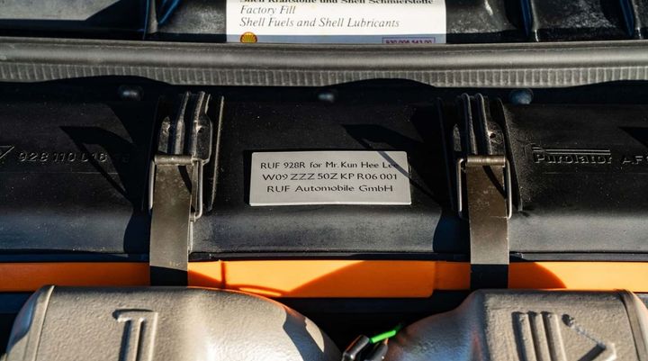 독일의 포르쉐 전문 튜닝 제조사 루프(RUF)가 1989년 이 회장을 위해 특별 제작한 '루프 928R'. 엔진룸 내부에 이건희 회장의 이름이 새겨진 명판이 부착돼 있다. 사진 구딩앤컴퍼니 *재판매 및 DB 금지