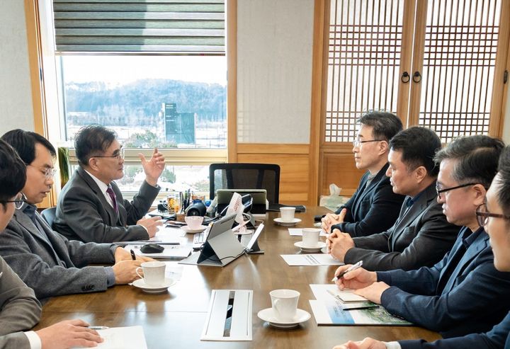 [서천=뉴시스] 김기웅 충남 서천군수가 지난달 26일 집무실에서 한국토지주택공사(LH) 대전충남지역본부 관계자들과 면담을 갖고 장항국가생태산업단지 내 미개발 공동주택 부지의 조속한 개발을 촉구하고 있다. (사진=서천군 제공) 2026.03.05. photo@newsis.com *재판매 및 DB 금지