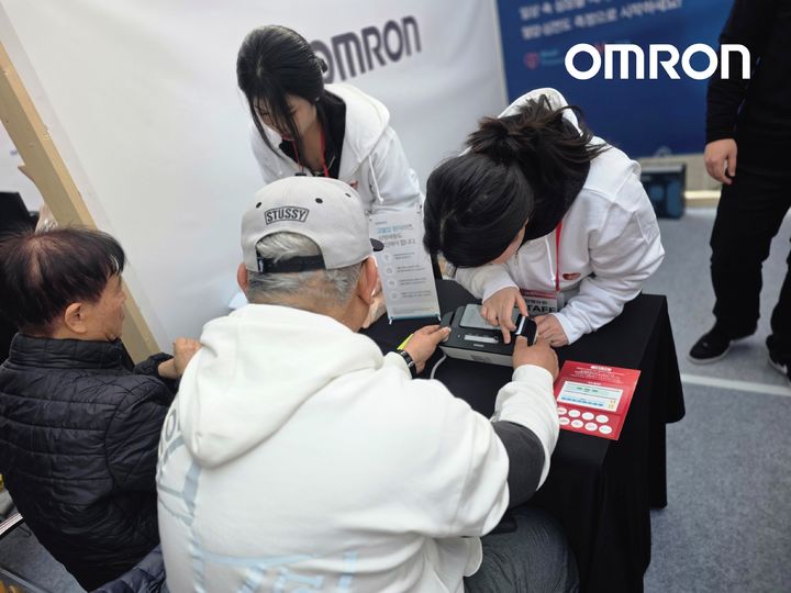 [서울=뉴시스] 한국오므론헬스케어는 지난 1일 서울 중구 DDP 어울림광장에서 개최된 '세계맥박의날(Pulse Day)' 행사에 참여해 심전도·혈압 측정을 지원했다고 5일 밝혔다. (사지=오므론헬스케어 제공) 2026.03.05. photo@newsis.com *재판매 및 DB 금지