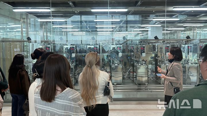 [서울=뉴시스] 'MSU 한의치료 견학 프로그램'에 참여한 학생들이 한의치료 강의를 듣고 있는 모습. (사진= 자생한방병원 제공)&nbsp;&nbsp;&nbsp; 