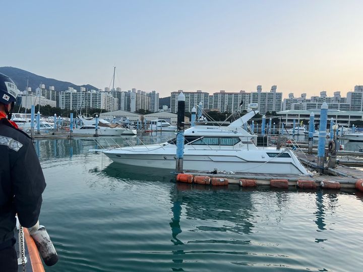 [부산=뉴시스] 5일 오전 부산 수영만요트경기장에서 장기계류 중이던 모터보트가 침수돼 해경이 배수 작업에 나섰다. (사진=부산해양경찰서 제공) 2026.03.05. photo@newsis.com *재판매 및 DB 금지