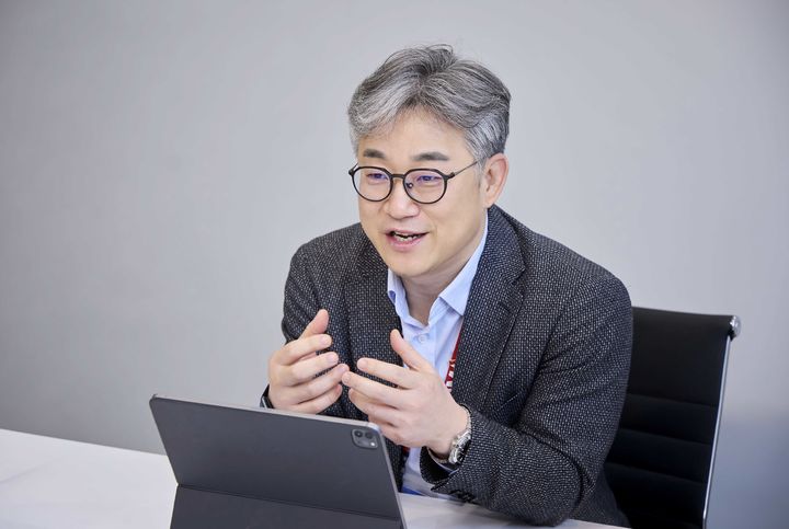 [바르셀로나(스페인)=뉴시스] 정석근 SK텔레콤 최고기술책임자(CTO)가 3일(현지 시간) MWC26이 열리는 스페인 바르셀로나 기자간담회에서 발언하고 있다. (사진=SKT 제공) 2026.03.05. photo@newsis.com *재판매 및 DB 금지