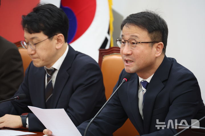 [서울=뉴시스] 조성봉 기자 = 한병도 더불어민주당 원내대표가 5일 오전 서울 여의도 국회애서 열린 원내대책회의에서 발언을 하고 있다.2026.03.05. suncho21@newsis.com