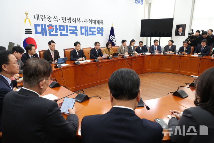 [서울=뉴시스] 조성봉 기자 = 한병도 더불어민주당 원내대표가 5일 오전 서울 여의도 국회에서 열린 원내대책회의에서 발언을 하고 있다.2026.03.05. suncho21@newsis.com