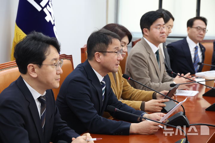 [서울=뉴시스] 조성봉 기자 = 한병도 더불어민주당 원내대표가 5일 오전 서울 여의도 국회애서 열린 원내대책회의에서 발언을 하고 있다.2026.03.05. suncho21@newsis.com