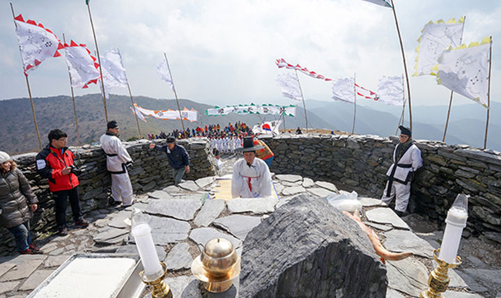 매년 10월 3일 태백산국립공원 정상의 태백산 천제단에서 하늘에 제사를 지내는 태백산 천제가 진행되고 있다.(사진=태백시 제공) *재판매 및 DB 금지