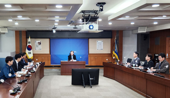 [인천=뉴시스] 지난 4일 인천경찰청에서 열린 '상사모시는날' 근절을 위한 TF 2차 회의에서 참석자들이 회의를 하고 있다. (사진=인천경찰청 제공). 2026.03.05. photo@newsis.com *재판매 및 DB 금지