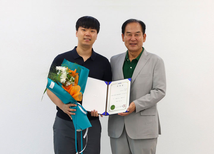 [진도=뉴시스]김희수(오른쪽) 진도군수와 ‘진도군 홍보모델’에 재위촉된 김행직 선수. (사진=진도군 제공) 2026.03.05. photo@newsis.com *재판매 및 DB 금지