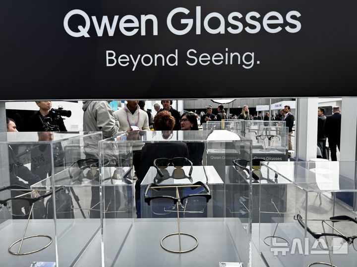 [바르셀로나(스페인)=뉴시스]MWC2026 행사장에 전시된 중국의 초거대언어모델(LLM) 브랜드 큐웬의 스마트 글래스 '큐웬 S1'의 모습. (사진=심지혜 기자)