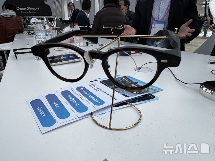 [바르셀로나(스페인)=뉴시스]MWC2026 행사장에 전시된 중국의 초거대언어모델(LLM) 브랜드 큐웬의 스마트 글래스 '큐웬 S1'의 모습. (사진=심지혜 기자)