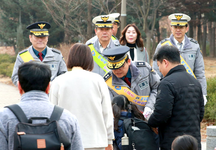 [전주=뉴시스] 5일 오전 전북 전주시 덕진구 장동의 전주온빛초등학교 정문 앞에서 김철문 전북경찰청장(왼쪽 세번째)이 등교하는 초등학생을 대상으로 교통안전 홍보활동을 진행하며 인사를 건네고 있다. (사진=전북경찰청 제공) 2026.03.05. photo@newsis.com *재판매 및 DB 금지