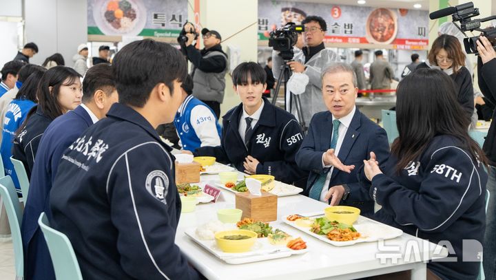 [전주=뉴시스]윤난슬 기자 = 5일 전북대 후생관 학생식당에서는 사업 개막 행사가 열려 양오봉 전북대 총장을 비롯해 김관영 전북특별자치도지사, 우범기 전주시장, 최병선 전북대 총동창회장 등 30여 명이 참석해 학생들과 함께 아침 식사를 하며 소통의 시간을 가졌다. (사진=전북대 제공) 2026.03.05. photo@newsis.com 