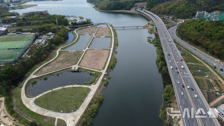 [용인=뉴시스] 경기 기흥호수의 제1·2 보도교와 인공습지 모습. (사진=용인시 제공) 2026.03.05. photo@newsis.com