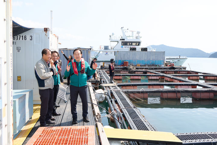  [통영=뉴시스] 지난 4일 천영기 경남 통영시장이 미국 식품의약국(FDA) 패류수출 지정해역 1호인 한산~거제만과 2호인 자란만~사량도에 대한 현장점검을 실시하고 어업인들에게 위생관리와 관련한 적극적인 협조를 당부하고 있는 모습. (사진=통영시 제공) 2026.03.05. photo@newsis.com *재판매 및 DB 금지