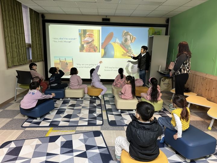 [밀양=뉴시스] 시립영어도서관에서 수강생들이 원어민 강사 수업에 참여하고 있다. (사진= 밀양시 제공) 2026.03.05. photo@newsis.com *재판매 및 DB 금지