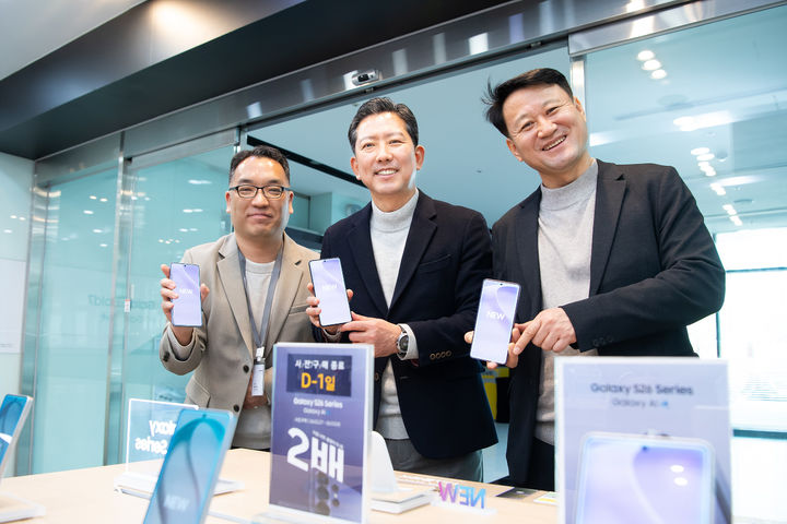 [구미=뉴시스] 김장호(가운데) 시장이 삼성전자 구미사업장을 찾아 스마트폰 S26 시리즈를 들고 기념사진을 찍고 있다. (사진=구미시 제공) 2026.03.05 photo@newsis.com *재판매 및 DB 금지