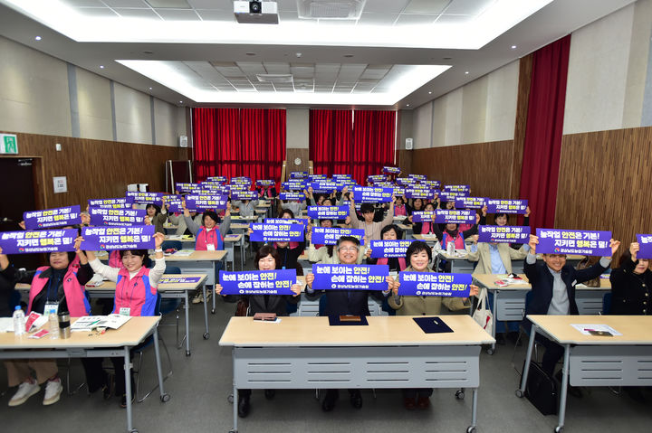 [진주=뉴시스]경남도농업기술원, 농작업 재해예방 확산 업무협약.(사진=경남도농업기술원 제공).2026.03.05.photo@newsis.com *재판매 및 DB 금지