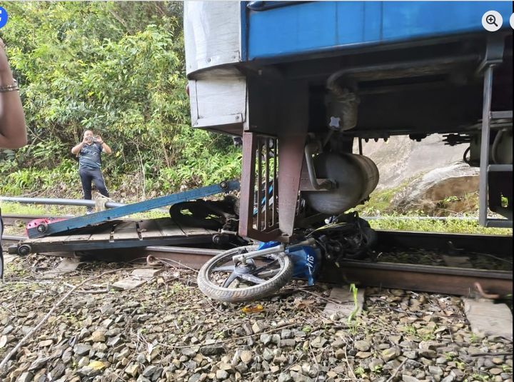 [서울=뉴시스] 선로에 놓인 오토바이 트롤리로 제동이 걸려 멈춰선 열차의 모습. (사진출처: 페이스북)2026.03.05.